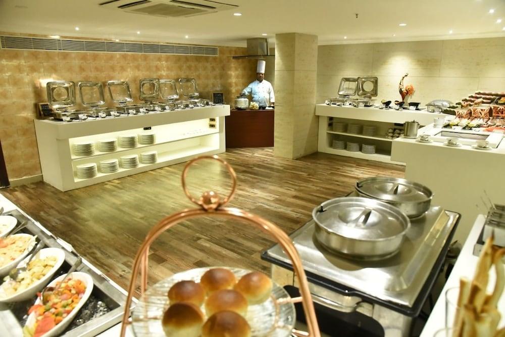 Royalton Hyderabad Abids Hotel Екстериор снимка
