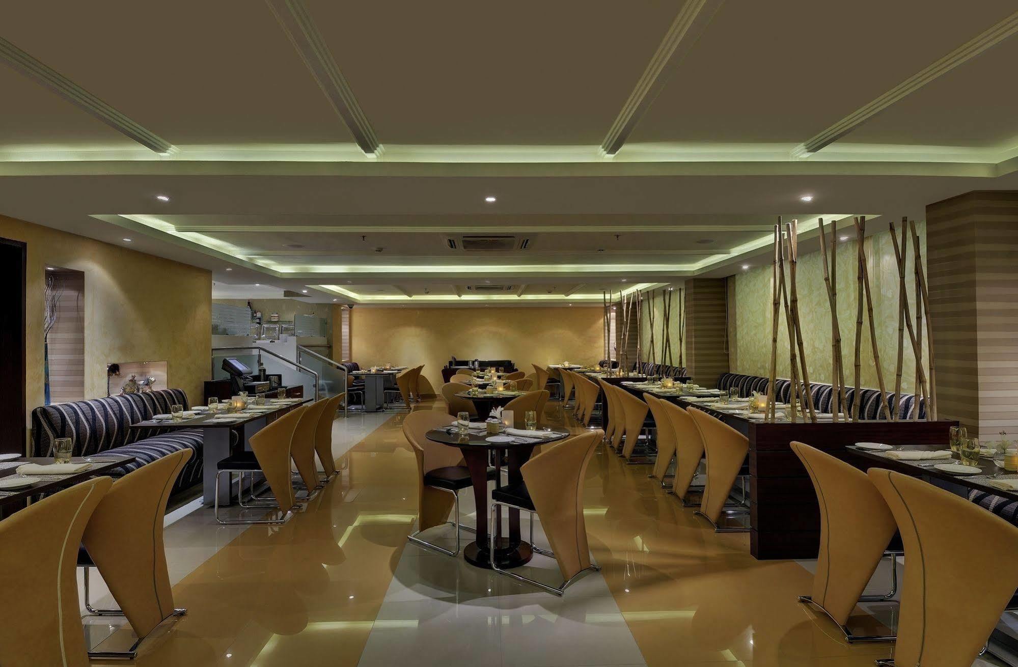 Royalton Hyderabad Abids Hotel Екстериор снимка