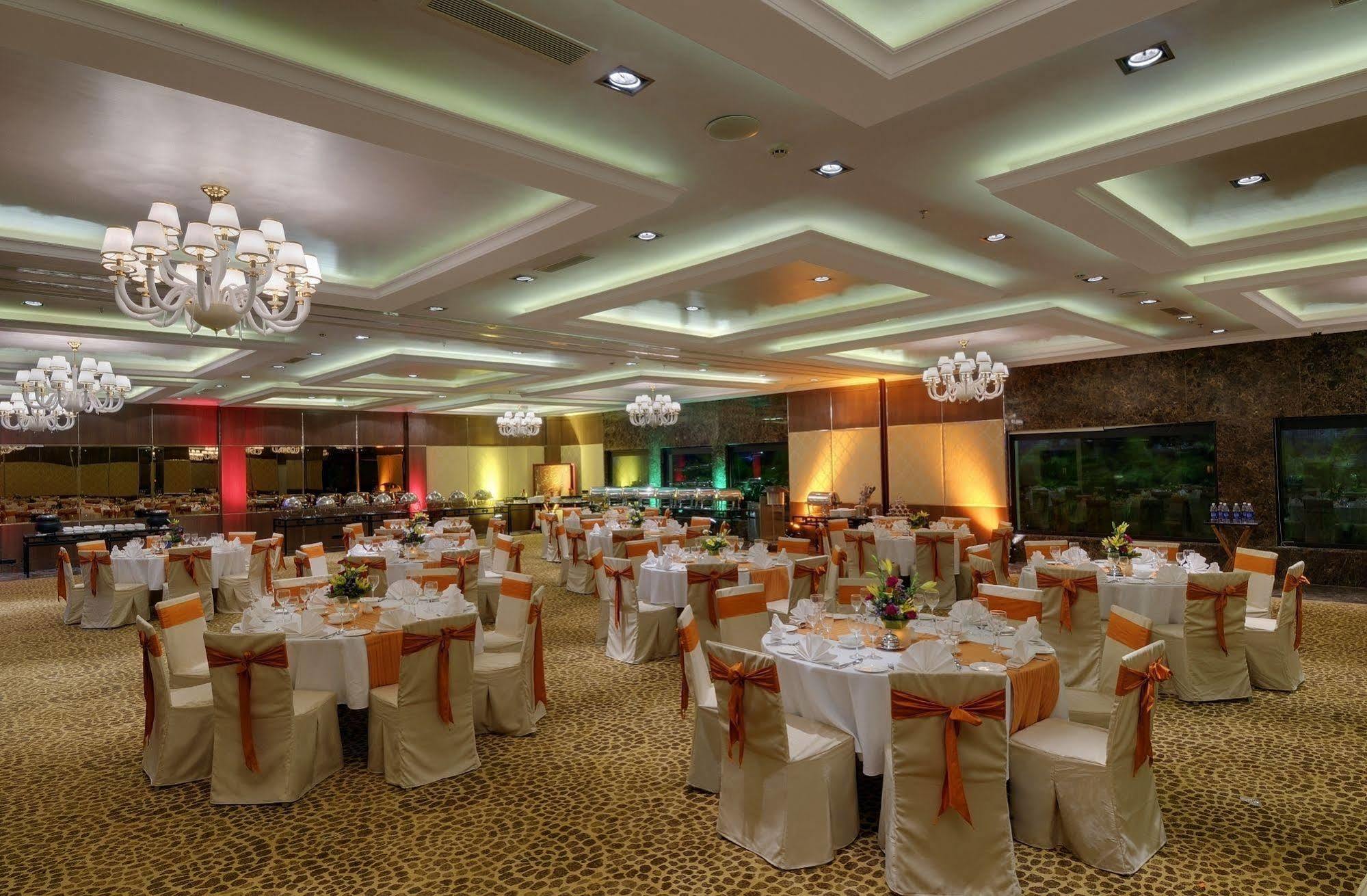 Royalton Hyderabad Abids Hotel Екстериор снимка