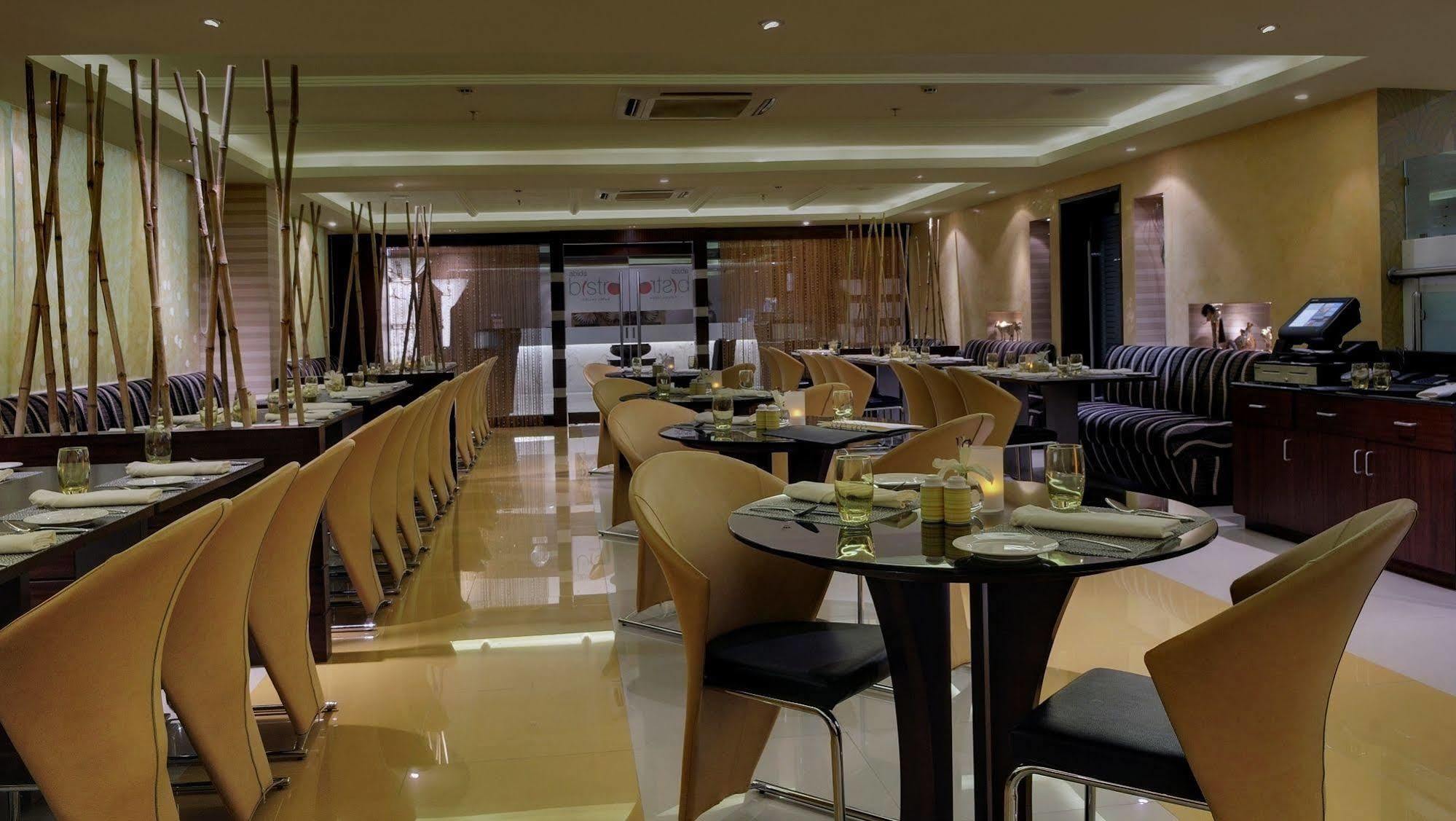 Royalton Hyderabad Abids Hotel Екстериор снимка