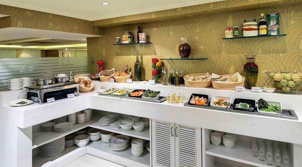 Royalton Hyderabad Abids Hotel Ресторант снимка